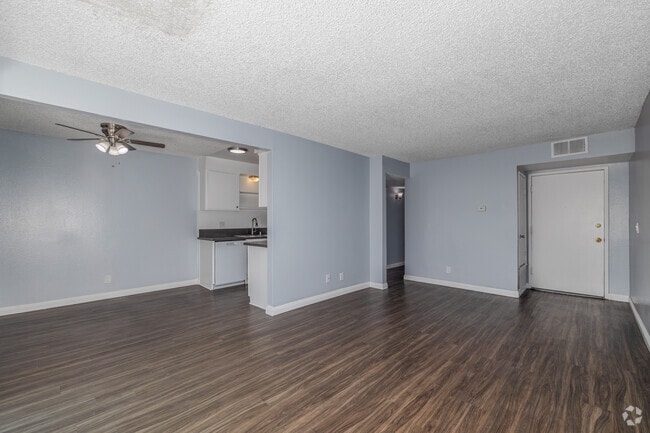 1BR, 1BA - 733SF - Living Room - Stillmore Apartments