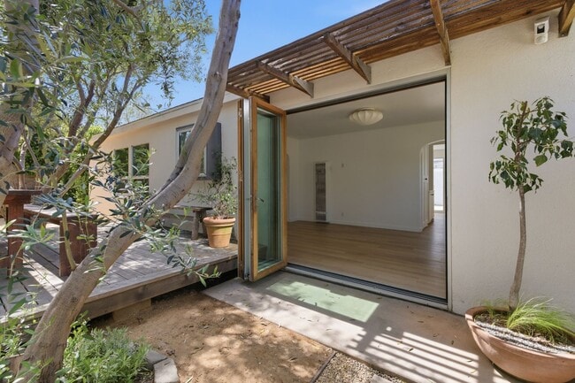 Building Photo - Amazing Del Rey House Available