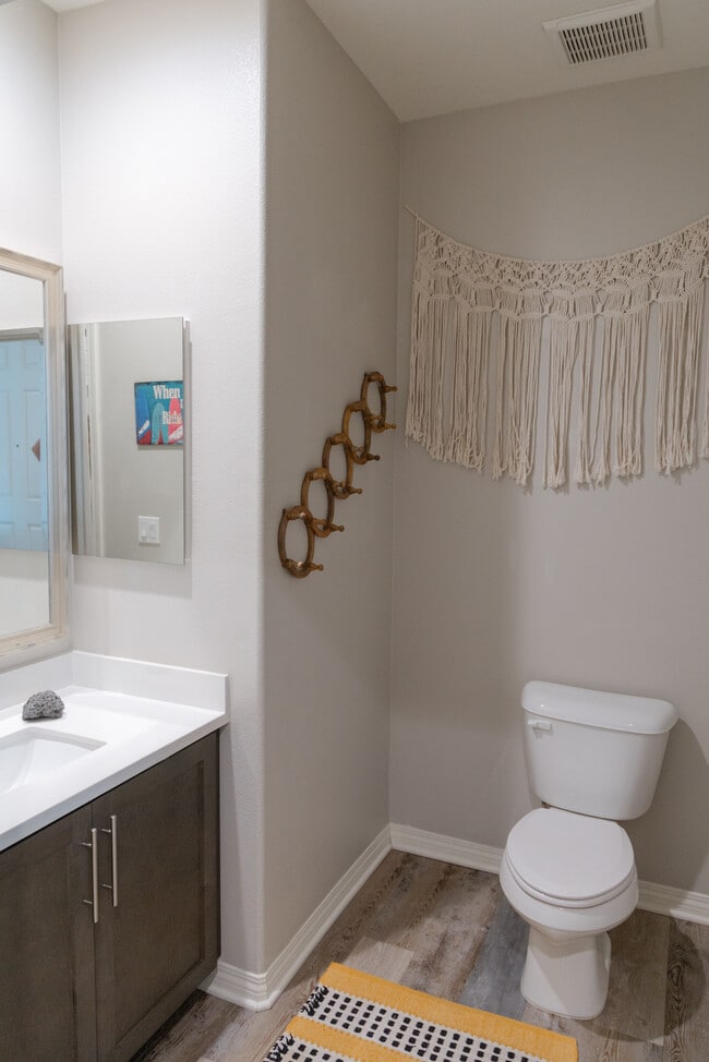 Photo - 505 Lark Way