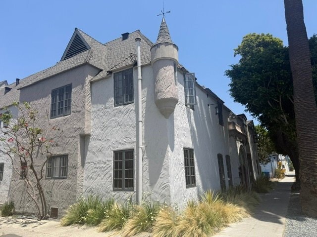 Building Photo - 635 E 9th St Unit 17