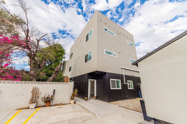 Building Photo - Brand-New Luxury Townhomes in NoHo Unit #11839