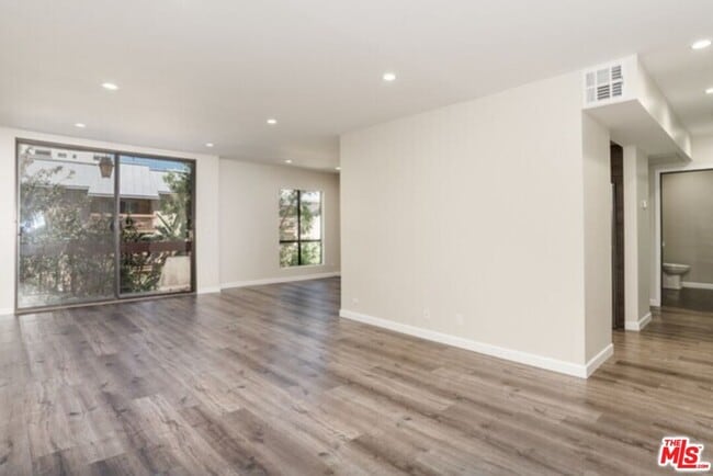 Photo - 1735 N Fuller Ave Unit 324