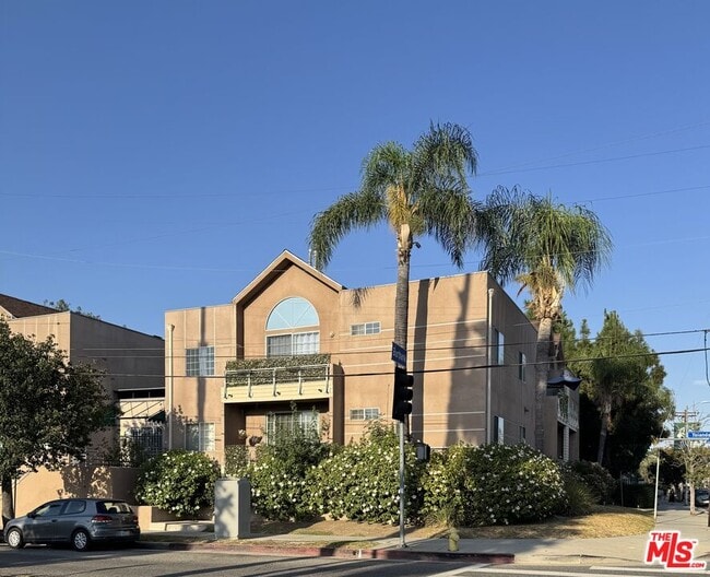 Building Photo - 5620 Yolanda Ave Unit 111