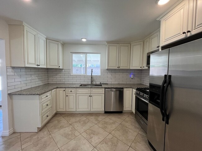 Photo - Freshly prepped 5BR in Simi w/downstairs b...