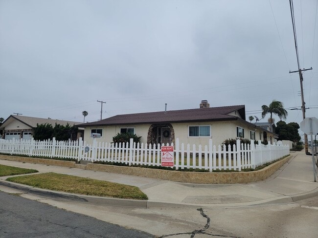 Building Photo - 4-Bed, 2.5-Bath House w/2-Car Garage & Pool