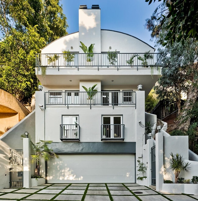 Front of House - Luxury Hollywood Hills Retreat! Rental
