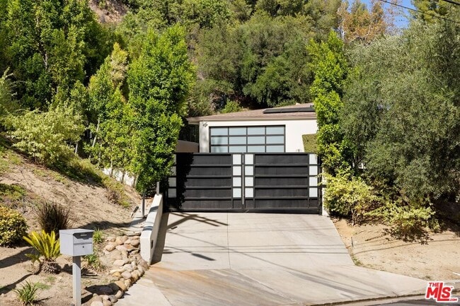 Photo - 16957 Mooncrest Dr