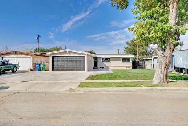 Building Photo - 713 W Ave H-10