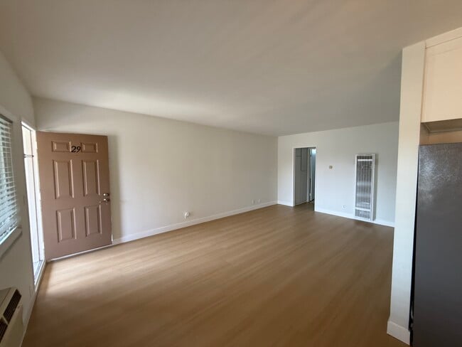 Building Photo - 3010 Montrose Ave Unit 29