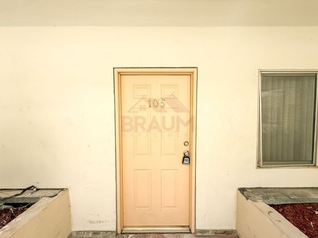 Building Photo - 5611 Fulcher Ave