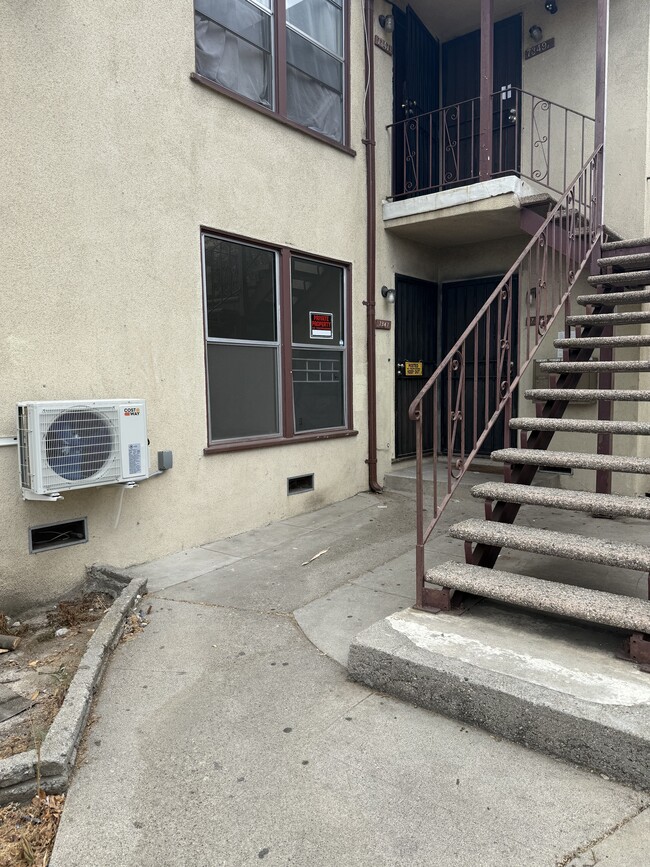 Building Photo - 7347 Bakman Ave Unit 1