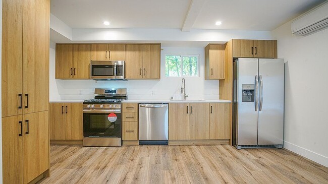 Building Photo - 6112 Saturn St Unit 1/2