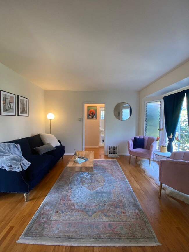 Spacious living room - 1322 Ocean Park Blvd Unit 1/2