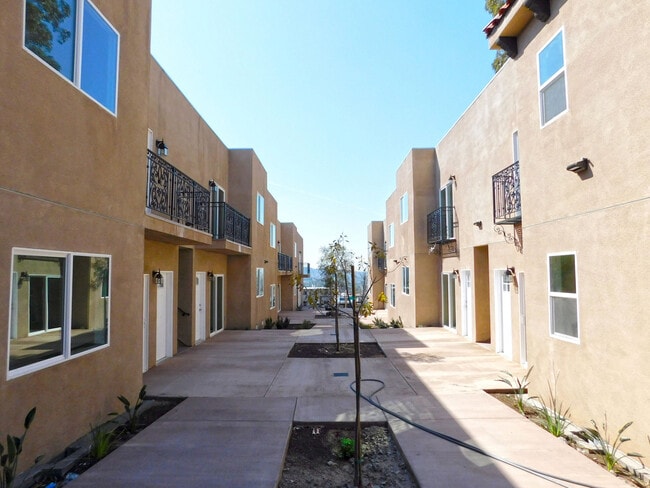 Building Photo - Tujunga Canyon, 10211-10215 Unit 10215 #108