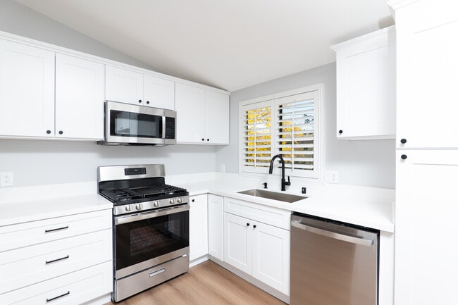 Photo - 21643 Waite St