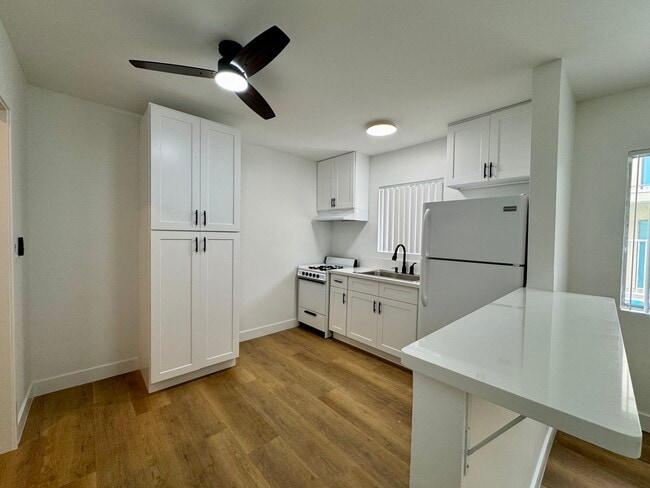 Photo - 1230 W 29th St Unit Spacious Furnished 1B1B