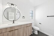 1BR, 1BA - 905SF - Primary Bathroom - 1313 Huntington Dr