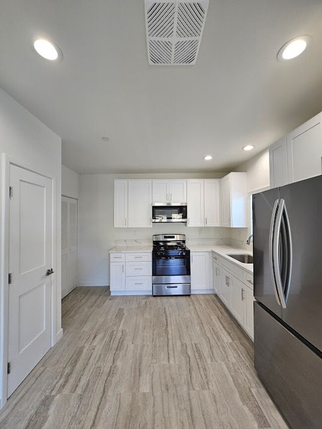 Building Photo - Beautiful Studio in Orange Unit 1451-C