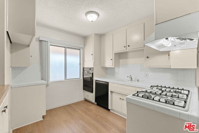 Photo - 15540 Moorpark St Unit 8