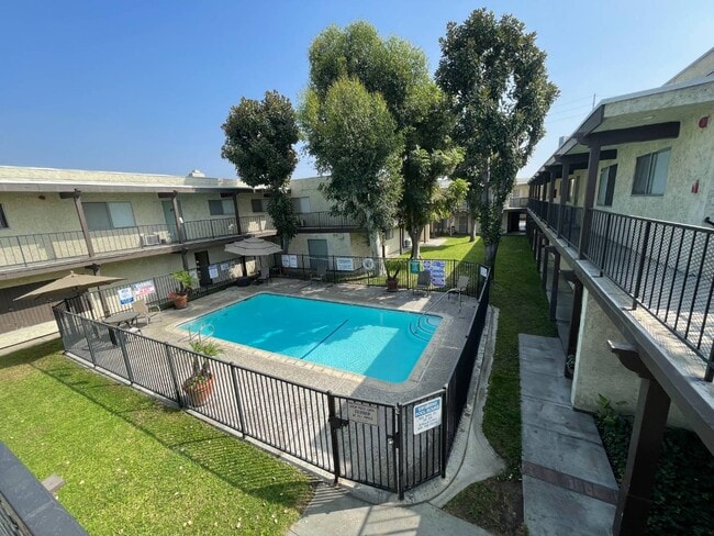 Photo - Villa Monterey Apartments