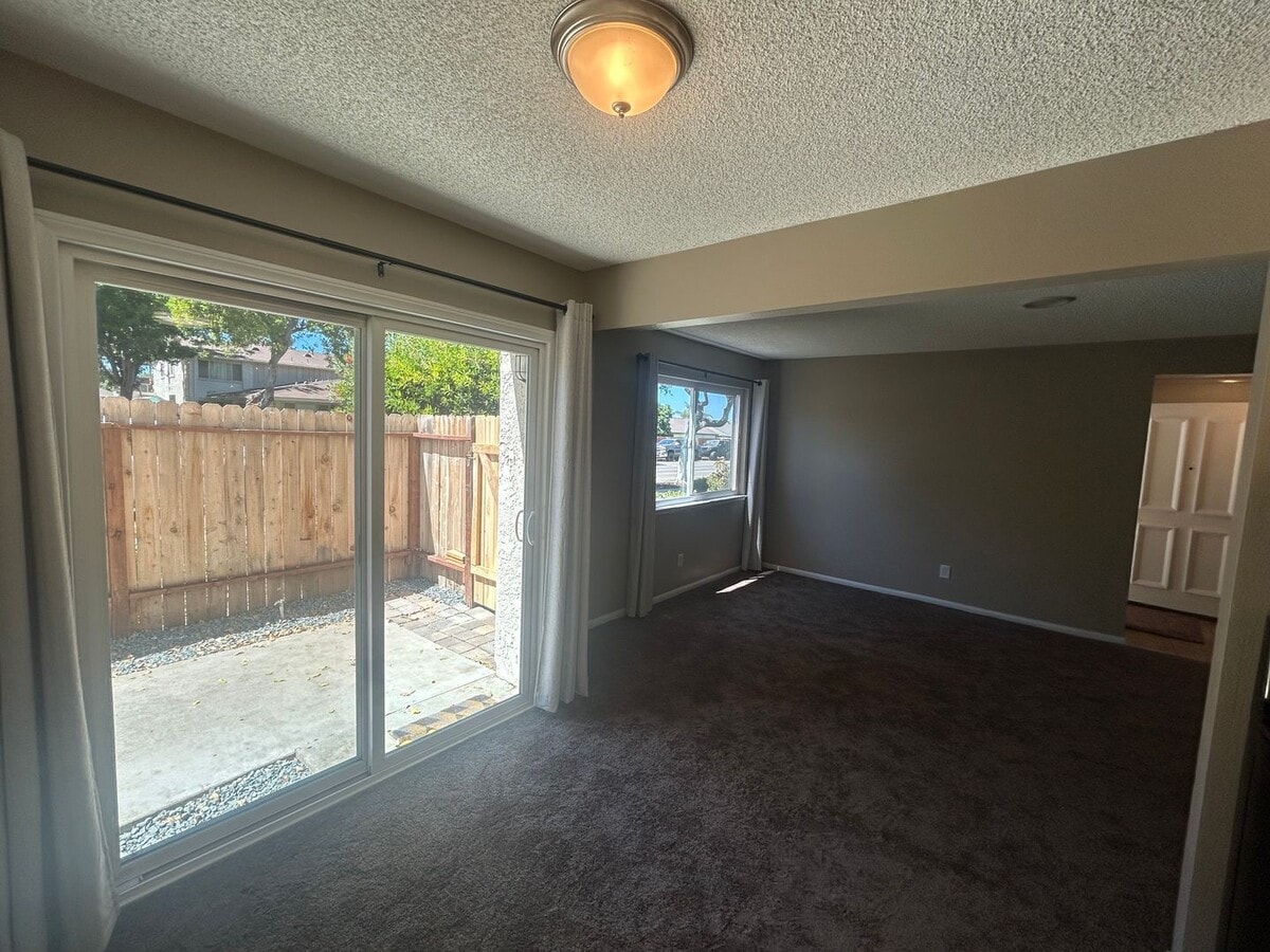 Cozy 2-Bedroom Condo with Lake-View Pool A... - Cozy 2-Bedroom Condo with Lake-View Pool A...