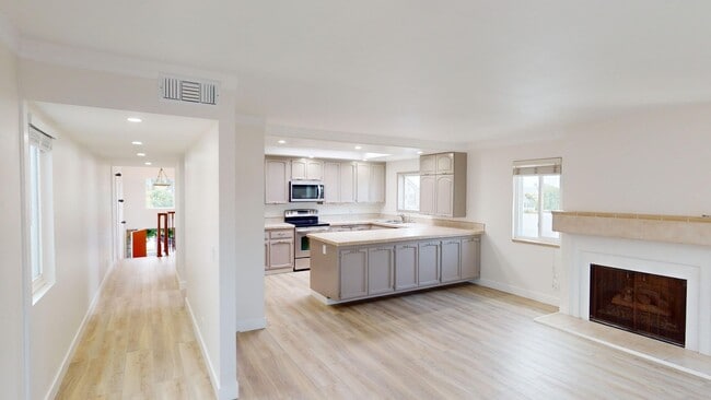 Photo - 325 E Ave
