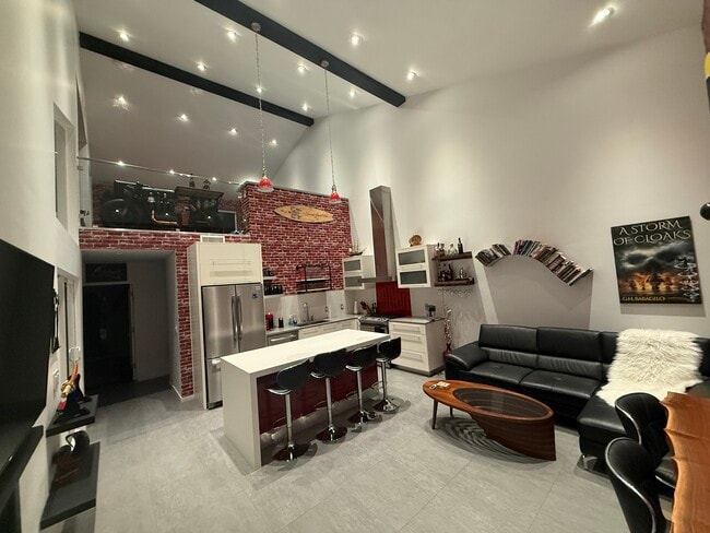 Building Photo - 18003 Tiara St