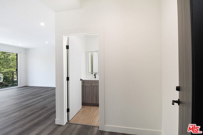 Photo - 5038 Riverton Ave