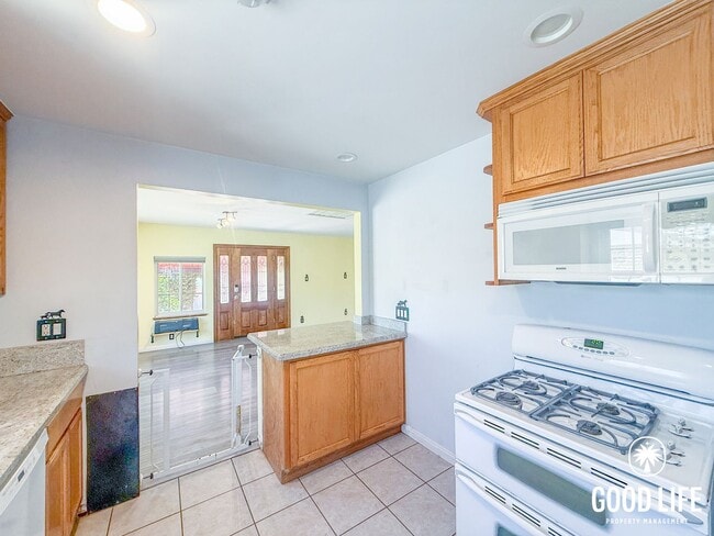 Building Photo - Cozy 2BD/2BA Home in Ramona with Front Patio, Included Landscaping & A/C