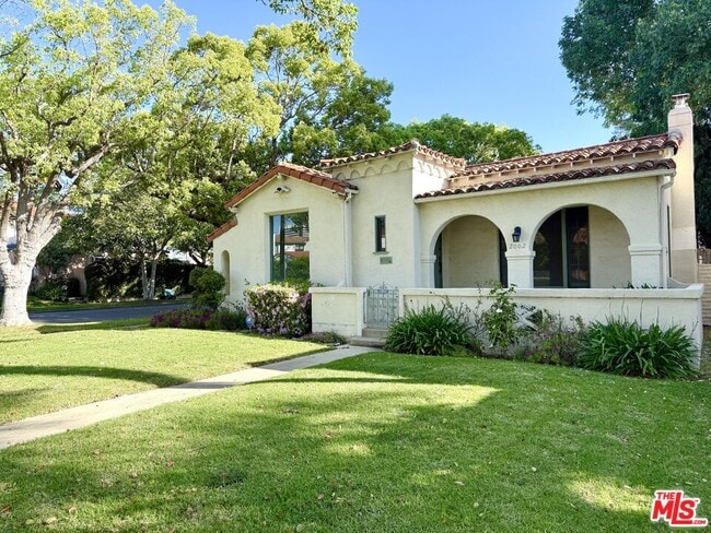 Building Photo - 2002 Kelton Ave