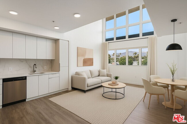 Building Photo - 5750 Hollywood Blvd Unit 634 Rental