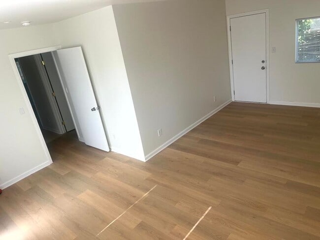 Photo - 5724-5726 Lemona Ave Unit 5726
