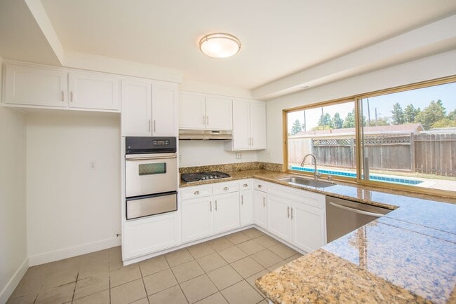 Photo - COSTA MESA: 3 Bedroom Single Story Home with a Pool