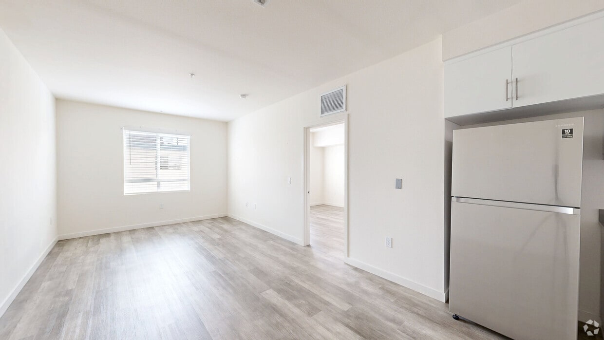 3D Tour - 1249 W. 39th Place