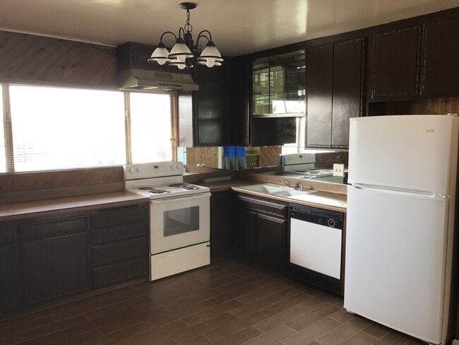 Building Photo - SPACIOUS Upper 2 bedroom Unit 00010215