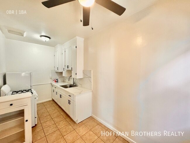 Building Photo - 608 S Dunsmuir Ave