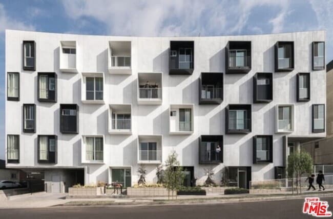 Building Photo - 1038 S Mariposa Ave Unit 101