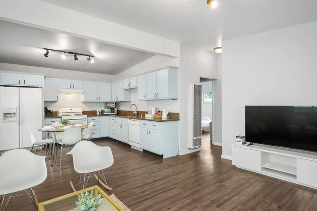 Photo - 728 Stepney Pl Unit 1/2