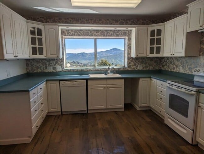 Photo - 23 Acre Hilltop Retreat with Breathtaking Mountain Views!!