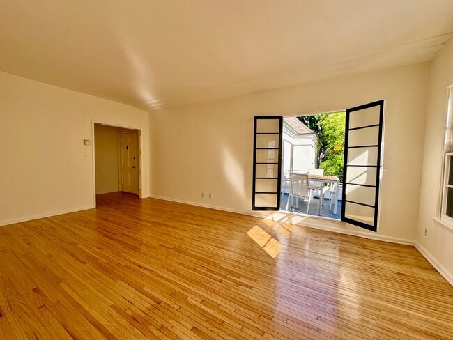 Building Photo - Sun-Filled 1-bed 1-bath Second Floor short... Unit 9010 Burton Way  A