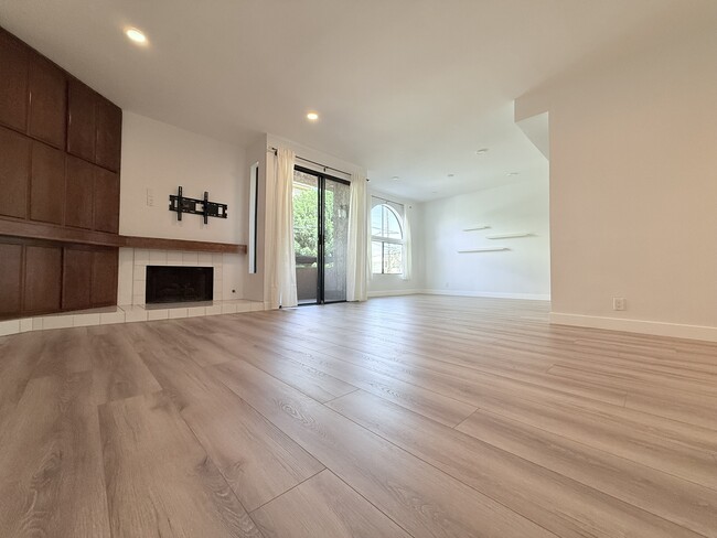 Building Photo - 14572 Dickens St Unit 105