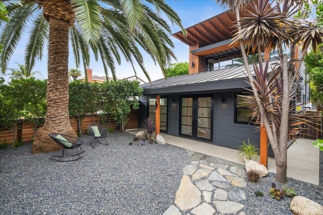 Nice privacy - 4027 Moore St