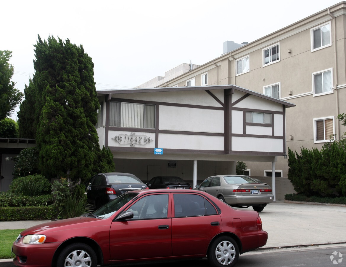 Photo - 11842 Goshen Ave