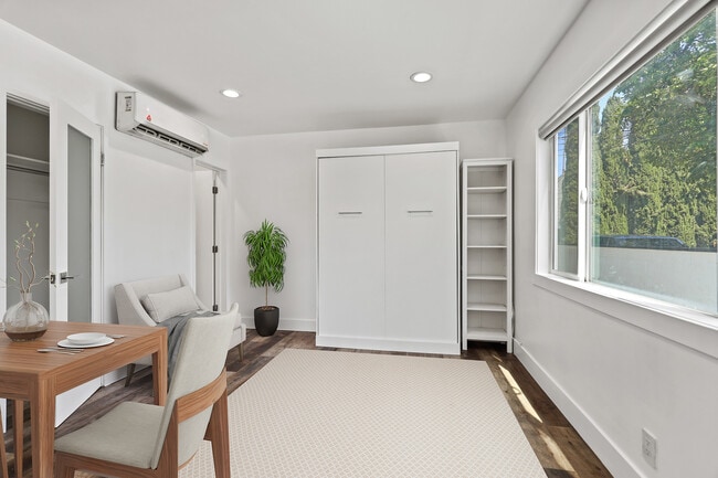 Unit 4 - 2730 Raymond Ave.