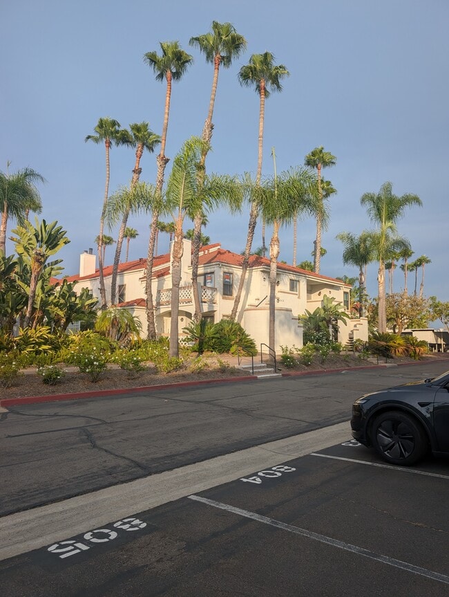 Building Photo - 9408 Twin Trails Dr Unit 203