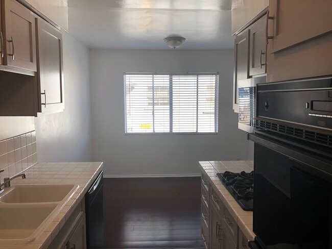 Kitchen - 1418 Stanford St Unit 4