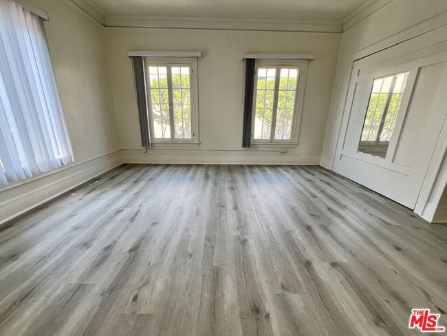 Photo - 946 S Burlington Ave Unit 201