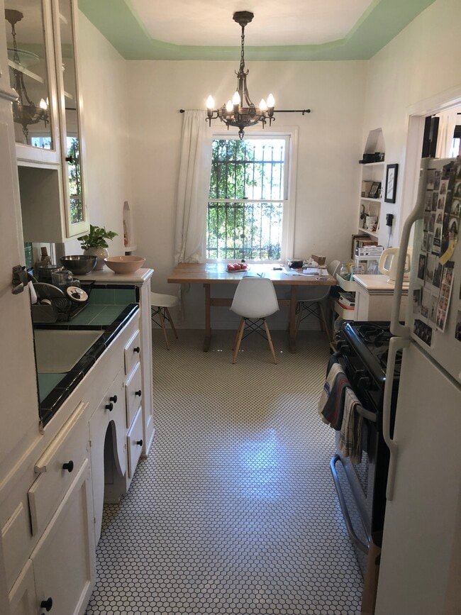 Photo - 655 S Dunsmuir Ave