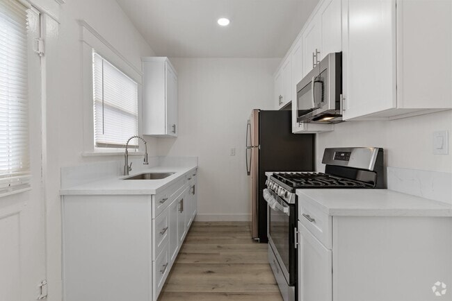 Building Photo - 1045 E 4th St Rental