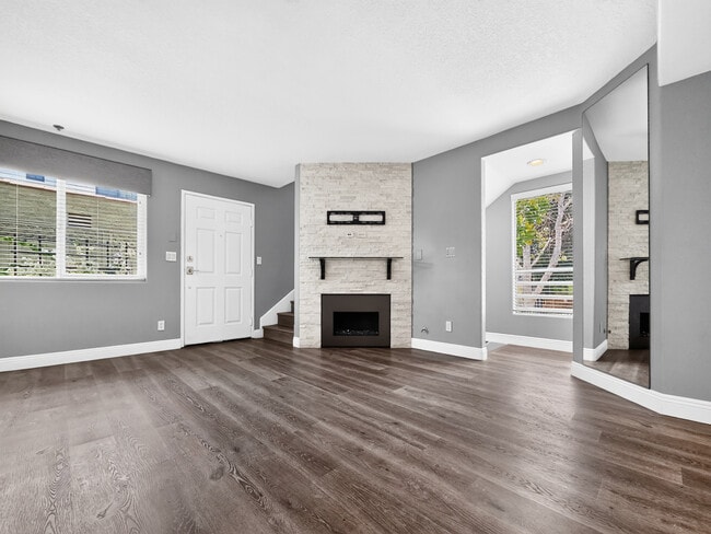 Building Photo - 1154 N Sycamore Ave Unit 7